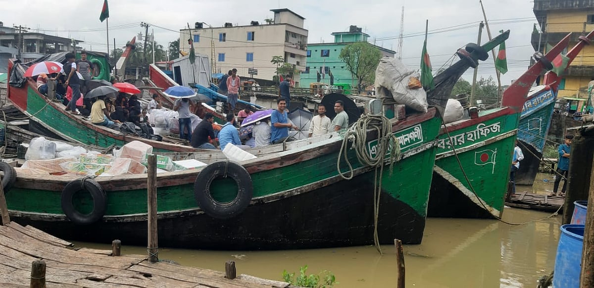 টেকনাফ পৌরসভার কাযুকখালীয়া খাল থেকে সেন্ট মার্টিনের উদ্দেশে ছেড়ে যাচ্ছে সার্ভিস ট্রলার